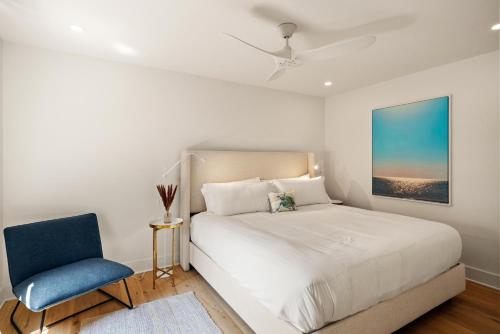 圣西蒙斯岛Zen-N-Sea - 4222 Third St的一间卧室配有一张床和一张蓝色椅子