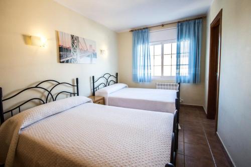 SilsCatalunya Casas Tranquil Costa Brava Retreat with private suite!的酒店客房设有两张床和窗户。