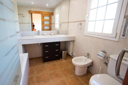 SilsCatalunya Casas Tranquil Costa Brava Retreat with private suite!的一间带两个盥洗盆和卫生间的浴室