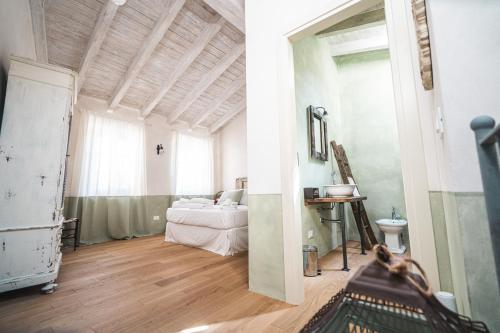 GolferenzoBorgo dei Gatti Albergo Diffuso的卧室配有一张床和一张桌子