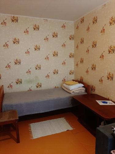 纳尔瓦Tuba的小房间设有一张床和一张书桌