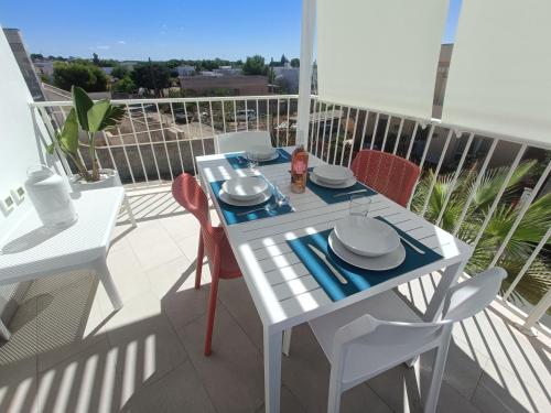 圣玛丽亚巴格诺Residence Valentina - Apartment Laura int 9的阳台上配有白色的桌椅