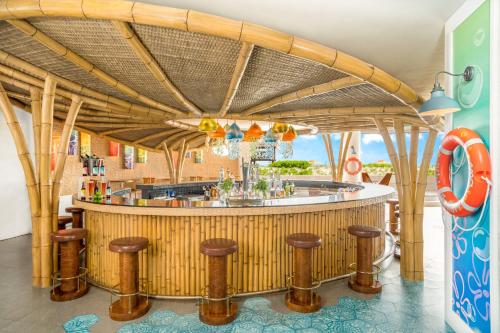 莫雷洛斯港Nickelodeon Hotels & Resorts Riviera Maya - Gourmet All Inclusive by Karisma的度假村的酒吧设有木凳