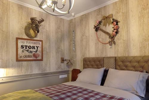 卡尔派尼西翁1957 To Rodo kai to Roido的卧室配有一张床,墙上挂着鹿头