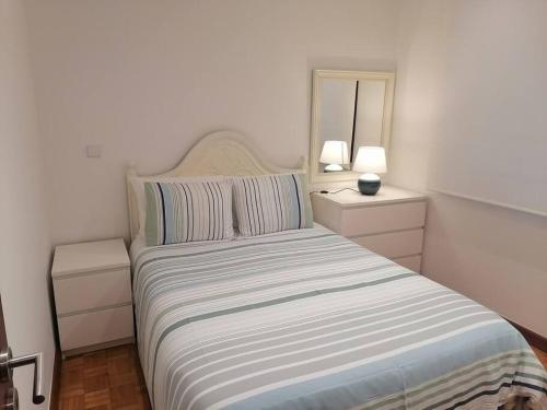 波瓦-迪瓦尔津Beach House的一间白色卧室,配有床和2个床头柜