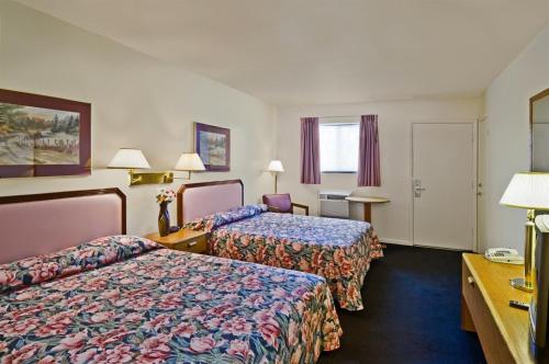 阿尔堪萨斯城Americas Best Value Inn Arkansas City的酒店客房配有两张床和一张书桌
