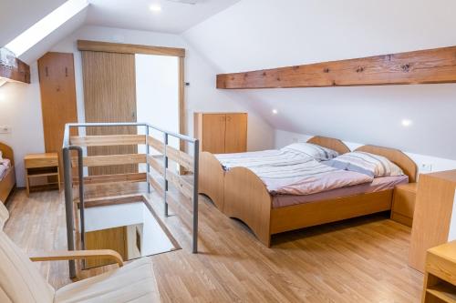 博维茨Apartments and Rooms Skok的一间卧室设有双层床和楼梯。