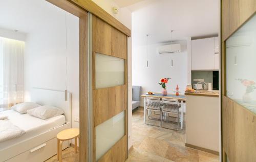 塞格德Mentha Apartman Szeged的小型公寓 - 带床和厨房