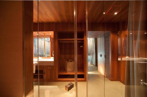 迈斯特施万登西罗斯水疗度假酒店的一个带水槽的玻璃淋浴间