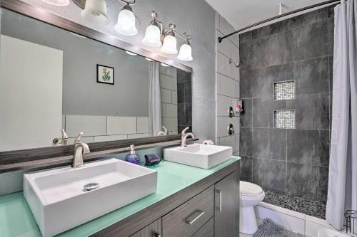 圣安东尼奥San Antonio Retreat, Close to Seaworld!的浴室设有2个水槽和镜子