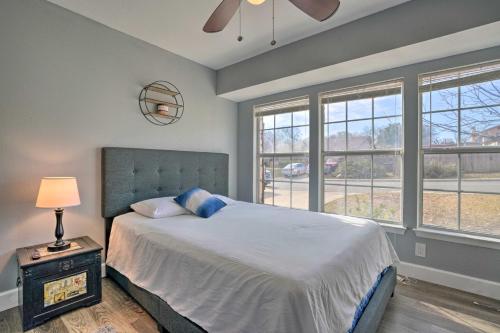 圣安东尼奥San Antonio Retreat, Close to Seaworld!的一间卧室配有一张大床、灯和窗户