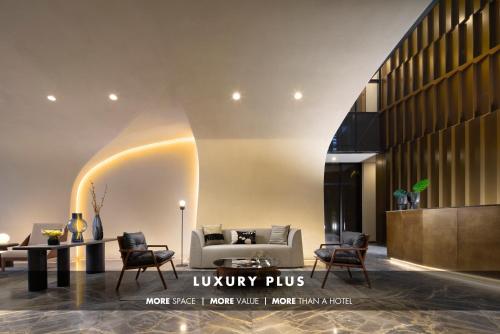 墨西哥城Xoma - Luxury Plus by Viadora的大堂配有沙发、椅子和桌子