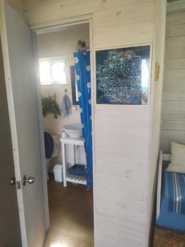 拉佩德雷拉Oceanica的浴室设有白色门和水槽