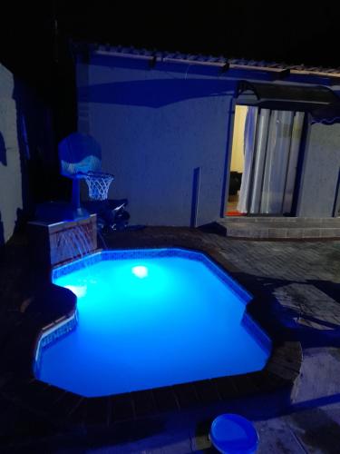 斯普林斯Cozy guesthouse-springs的游泳池在晚上亮蓝色