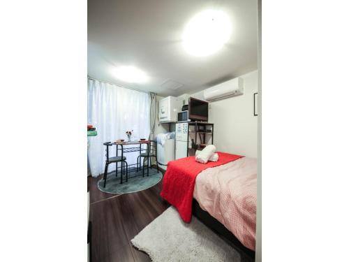 东京North Cottage - Vacation STAY 09209v的小房间设有一张床和一张桌子