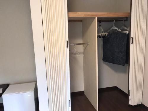 MitsuneNoboryusoーVacation STAY 40289ｖ的客房设有带门的衣柜和冰箱。