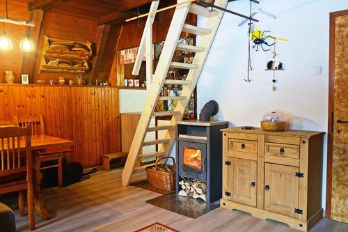 耶塞尼采Hiša Pr Valter的一间设有楼梯和炉灶的厨房