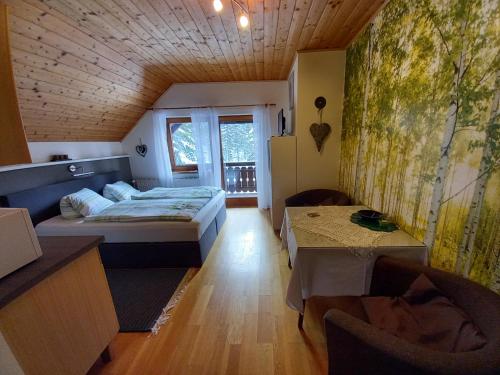 图拉彻霍赫阿姆豪斯布鲁梅公寓的卧室配有一张床和一张桌子