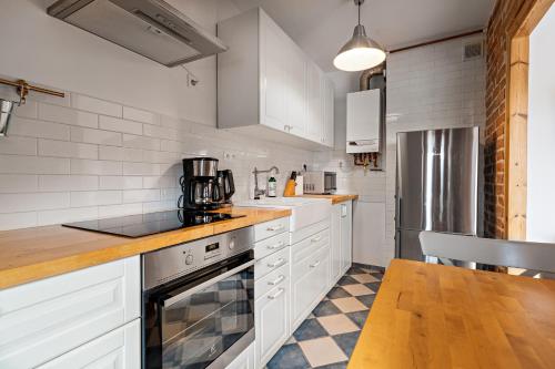 兹戈热莱茨Blick Apartments - Riverview Studio Apartment的厨房配有白色家电和木桌