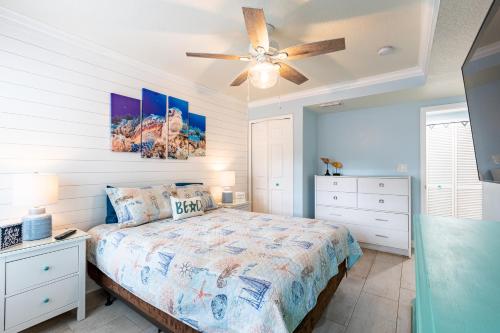 克利尔沃特Condo in Paradise -Beach and Intracoastal Waterway的一间卧室配有一张床和吊扇