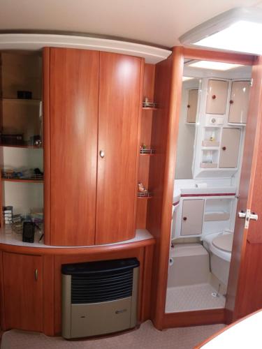 毛焦尔海尔泰伦德Forrás camping的一间带卫生间的小浴室和木制橱柜