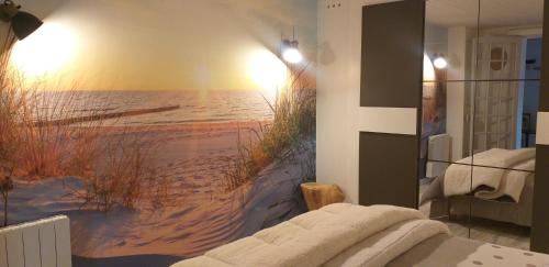 Grand-Village-PlagePomme de Pin et Mimosa的卧室拥有海滩壁画