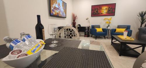 方塔纳Private Lux Apartment in a new community的客厅配有一瓶葡萄酒和玻璃桌