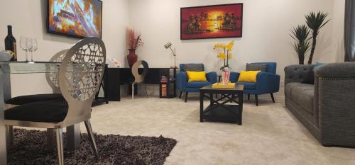方塔纳Private Lux Apartment in a new community的带沙发、椅子和桌子的客厅
