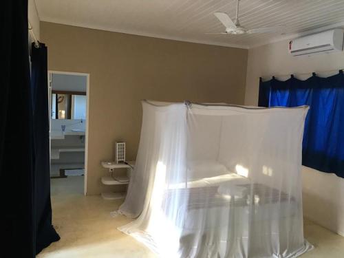 皮帕Casa Colorida的一间设有白色窗帘的床的房间
