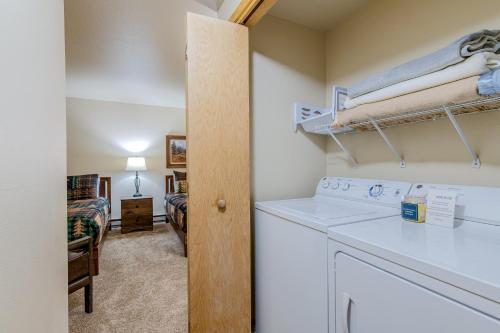 杰克逊513 Cache的洗衣房配有洗衣机和烘干机