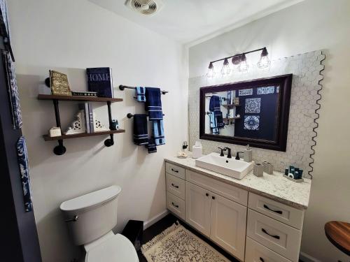 纳什维尔Grand Wood Suites的浴室配有白色卫生间和盥洗盆。