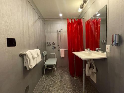 迈阿密海滩Hotel Gaythering - Gay Hotel - All Adults Welcome的一间带红色淋浴帘和水槽的浴室