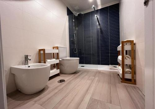 萨拉曼卡VUT PLAZA DEL ANGEL的带浴缸、盥洗盆和卫生间的浴室