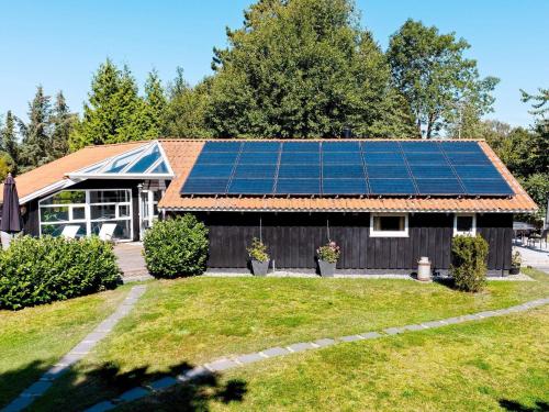 吉利勒杰8 person holiday home in Gilleleje的屋顶上设有太阳能电池板的房子