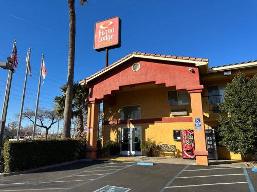 洛迪Econo Lodge Inn & Suites Lodi - Wine Country Area的标有标志的酒店前方