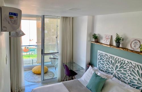 萨尔瓦多Lar Expresso 2222的一间卧室设有一张床和一个美景阳台