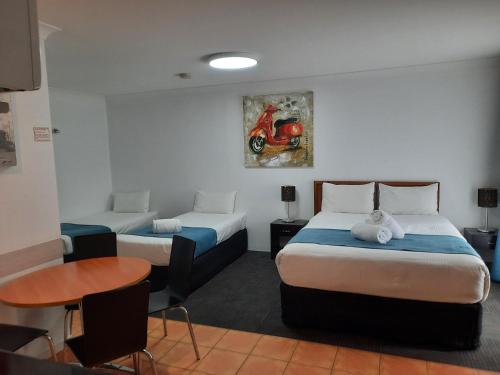 克利夫兰克利夫兰汽车旅馆的酒店客房设有两张床和一张桌子。