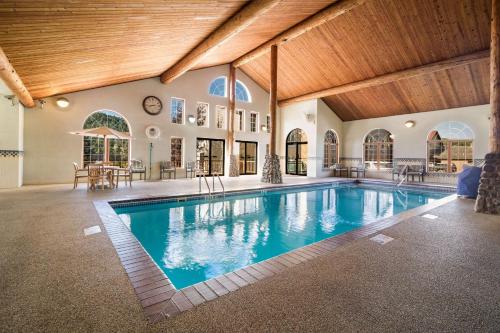 希尔城金穗贝斯特韦斯特酒店的一座带木制天花板的别墅内的游泳池