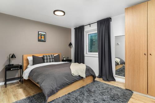 西雅图The Maple House的一间卧室设有一张床和一个窗口