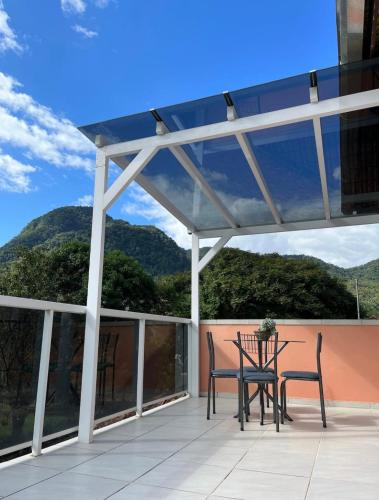 波梅罗迪Loft com linda vista na Rota do Enxaimel的阳台的天井配有桌椅