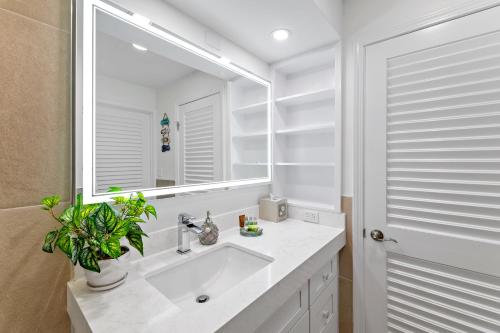 檀香山Lanikai Suite Luxury Ocean View with Free Parking的白色的浴室设有水槽和镜子
