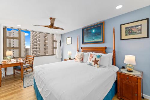 檀香山Lanikai Suite Luxury Ocean View with Free Parking的一间卧室配有一张床、一张书桌和一个窗户。