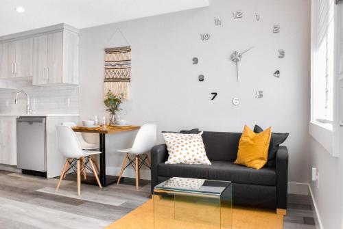 卡尔加里Modern 1br Home Full Kitchen Smarttv的客厅配有黑色沙发和桌子