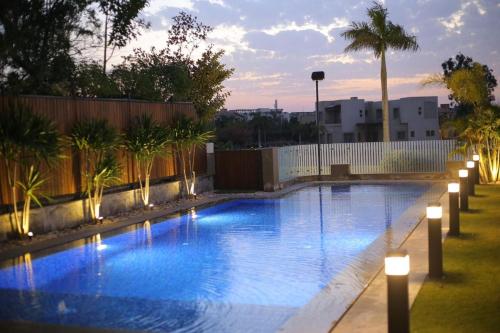 Sheikh Zayedقصر السفير بيفرهيلز的院子里带灯的大型游泳池