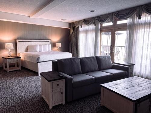 乔治湖格鲁吉亚度假酒店的酒店客房,配有床和沙发