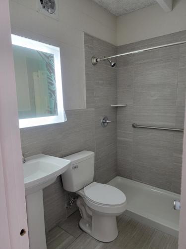 温特黑文Budget Inn Winter Haven Auburndale的浴室配有卫生间、盥洗盆和淋浴。