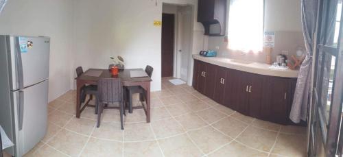 长滩岛Tresha Lance Apartelle的一间带桌子和冰箱的小厨房