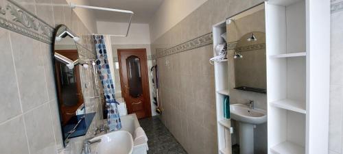 都灵Casa dei Nonni - comodo Metro e Stadio Juve的一间带水槽、卫生间和淋浴的浴室