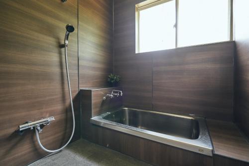 富士吉田市MtFuji Guest House Kikkake的一间带水槽和窗户的浴室