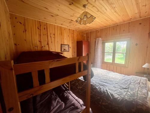 波特雷里约斯Casa Azul的小木屋内一间卧室配有一张双层床